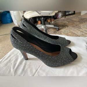 Clarks Artisan Heavenly Maze Black Speckled Nubuck Peep-Toe Heels Sz 8.5M EUC